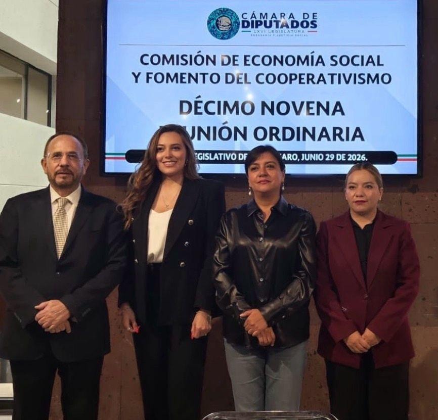 Ana Lorena Aguilar Marrón con el Diputado Jesús Valdés Peña en la Cámara de Diputados