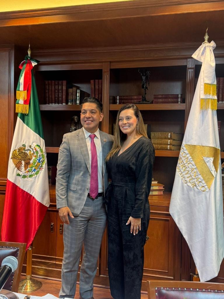 Ana Lorena Aguilar Marrón con el Senador Emmanuel Reyes Carmona, presidente de la Comisión de Economía del Senado de la República