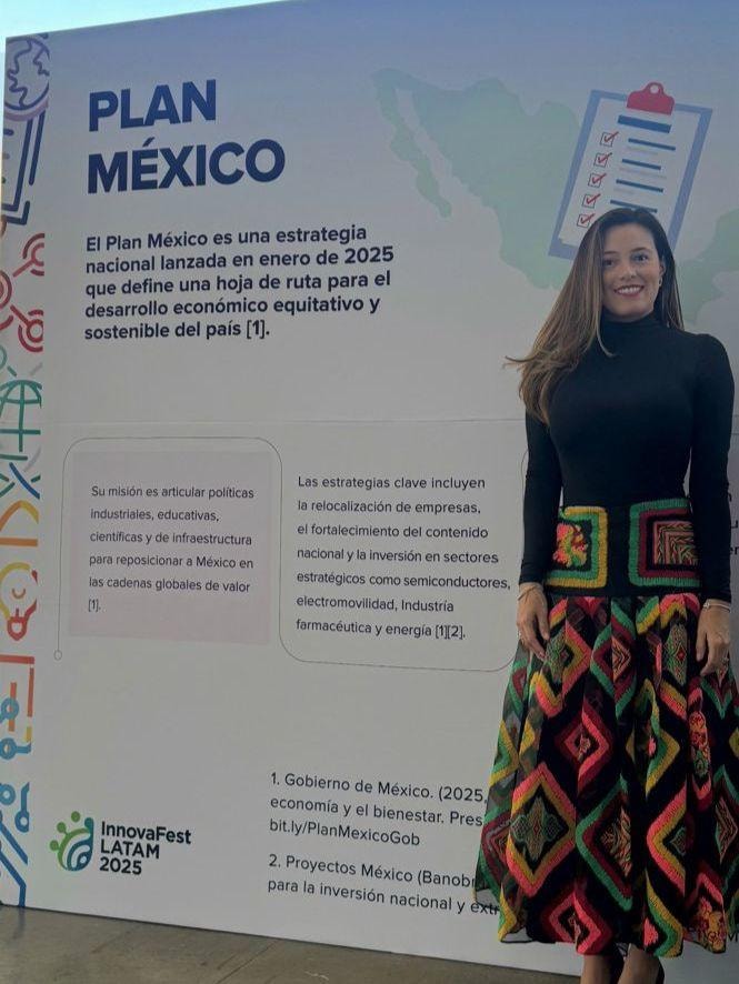 Ana Lorena Aguilar Marrón en Innova Fest LATAM 2025 frente al backdrop de Plan México